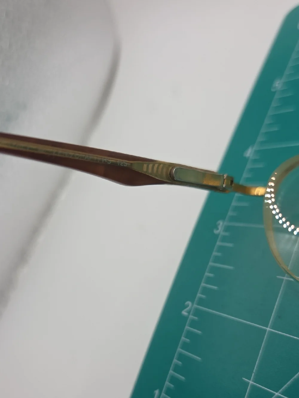Vintage Gold Oval Metal Frame Glasses with Tortoiseshell Temples